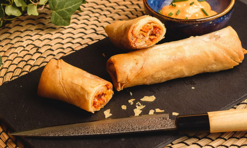 Brandintos jautienos springrollai su svogūnų džemu, pievagrybiais, mozzarella, karštai rūkyta šonine
